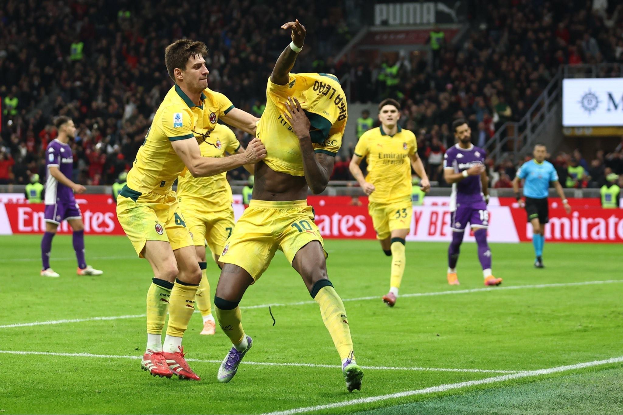 莱奥破门后欲脱衣庆祝，加比亚紧急拽回避免黄牌