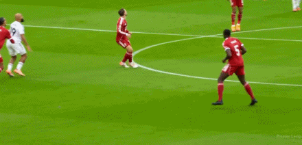 范戴克英超双误伤：上半场肘击麦卡，下半场解围爆头凯尔凯兹