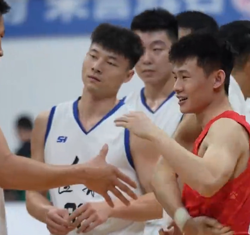 辽篮氛围暖心！热身赛大胜山东，赛后全员为王岚嵚加油