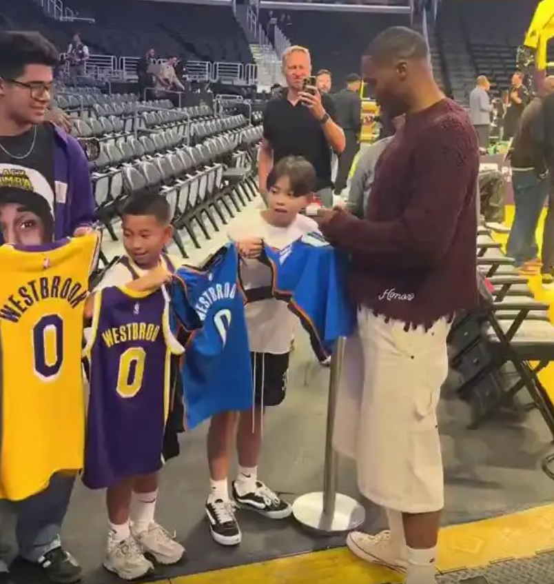 威少拒签湖人球衣背后：合同缩水与倔强坚持的真相