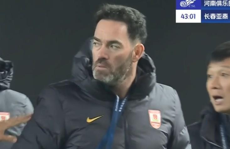 亚泰主帅苏亚雷斯因黄牌停赛，无缘下轮对阵津门虎指挥
