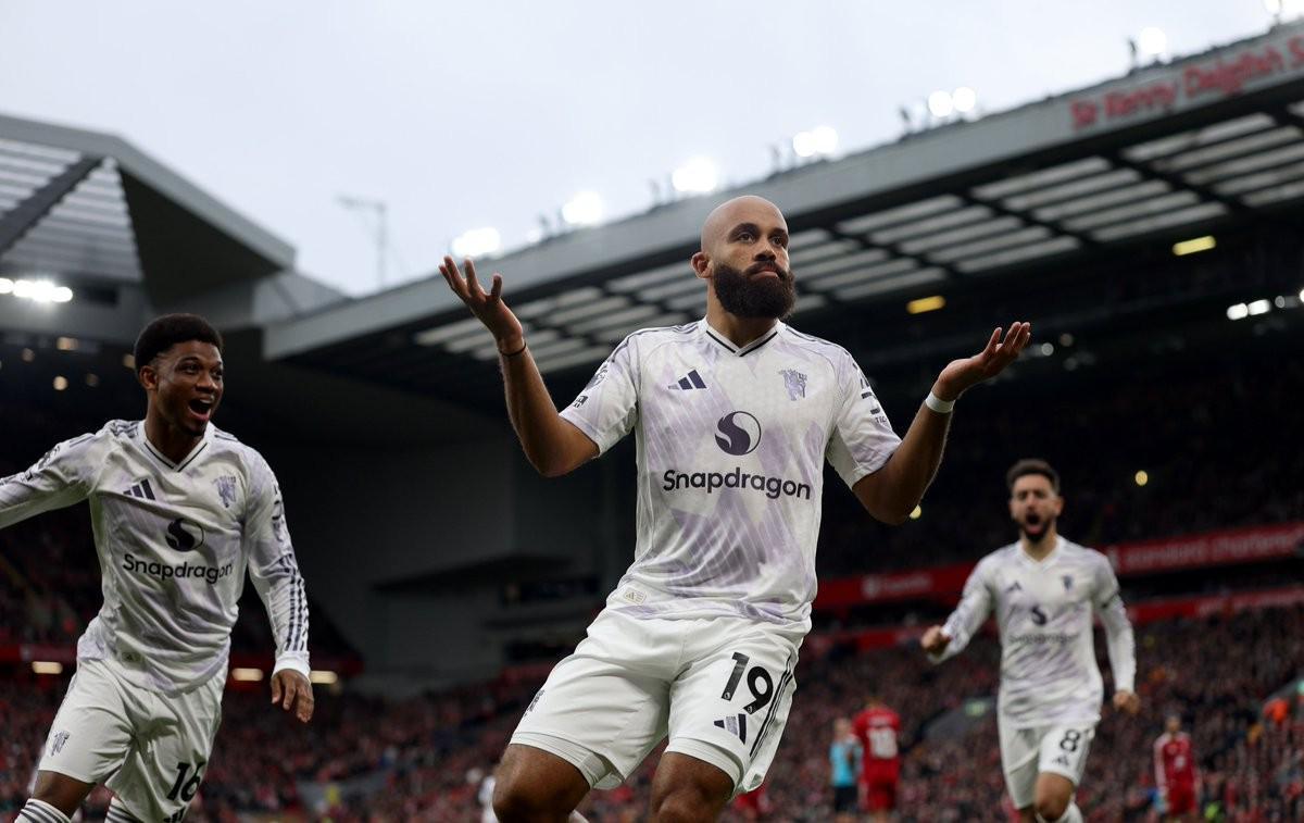 英超双红会：姆伯莫闪击破门，复刻B费摊手庆祝引热议