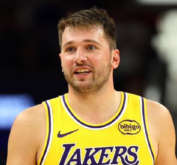 詹姆斯转型詹指导：缺席训练专注助队友提升，湖人新赛季展望