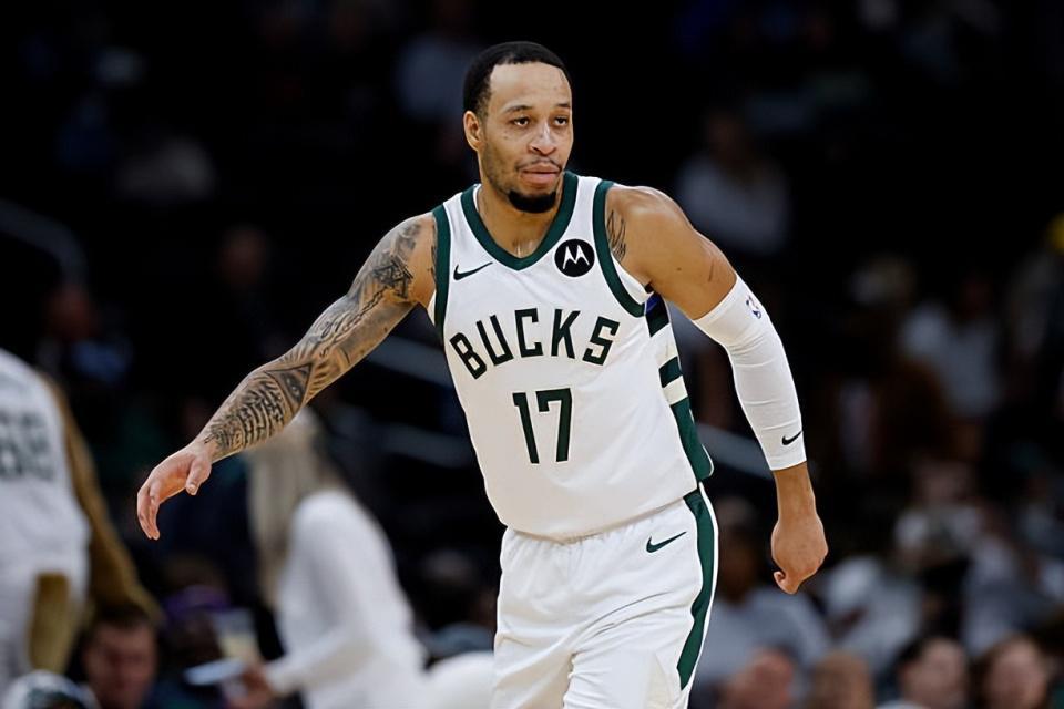 前快船侧翼科菲成功留队雄鹿，雄鹿或裁年轻新星？