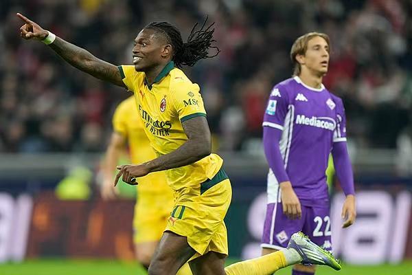 AC米兰登顶意甲积分榜，曼联双红会逆转，NBA多笔续约引关注