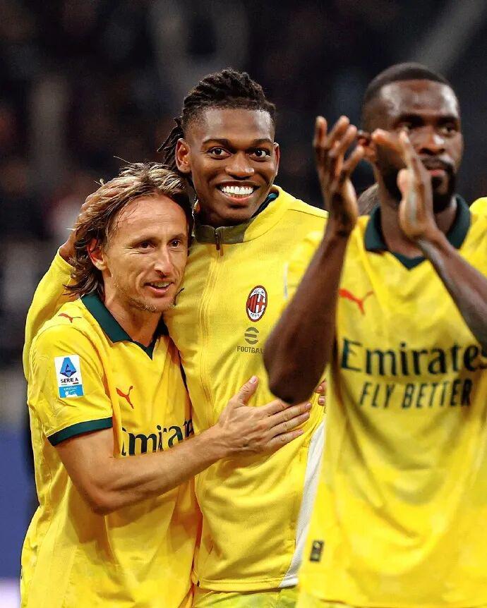 莱奥双响助米兰登顶：与魔笛共事加速成长