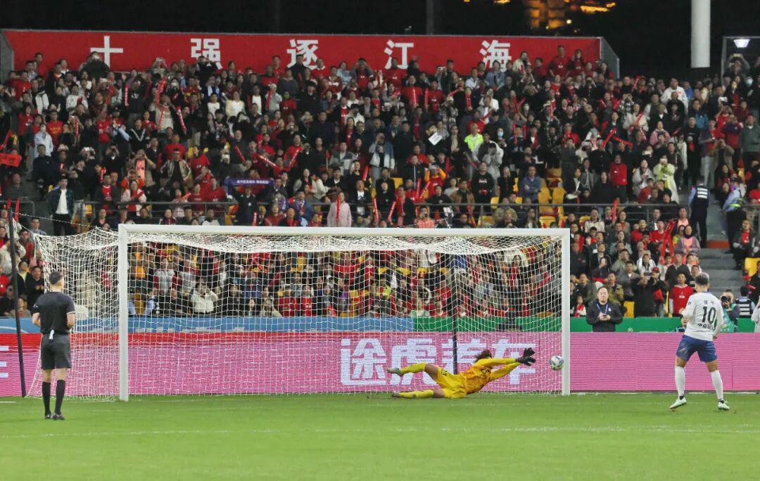 民间‘超’系列联赛：职业与草根的边界之争