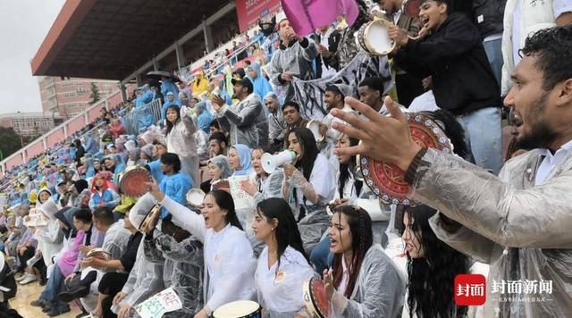 川超南充主场：45人外国球迷团五国语言助威“雄起”