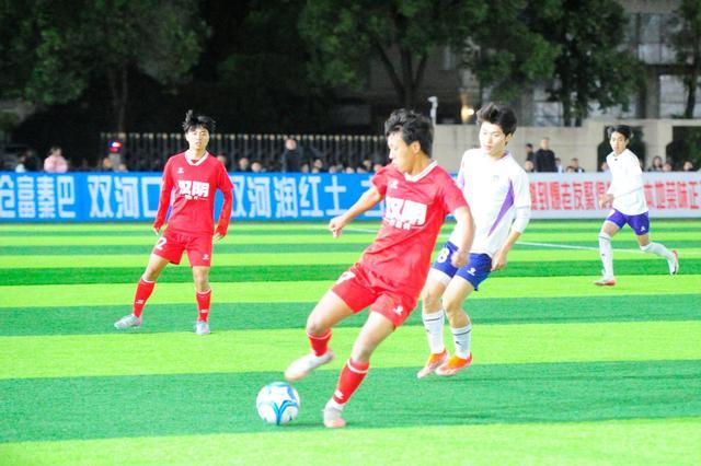 汉阴2025年‘凤堰梯田’杯足球赛决赛雨中激战，本土球队夺冠