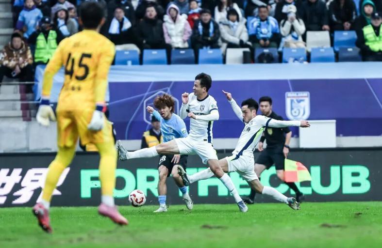 武汉三镇客场0-0战平大连英博，郭嘉宇神勇表现助球队拿关键1分