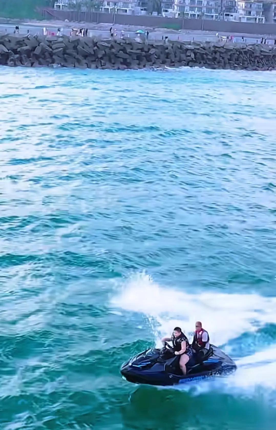 郭德纲妻子罕见晒娃：10岁郭汾阳海上单手开摩托艇引热议