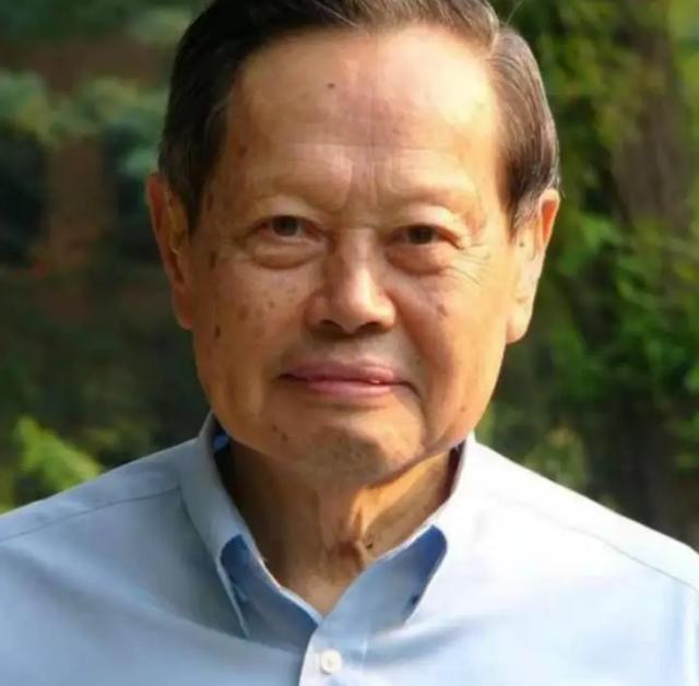 清华食堂的孤独身影：90 岁杨振宁一人吃饭，桌上永远摆着两样东西