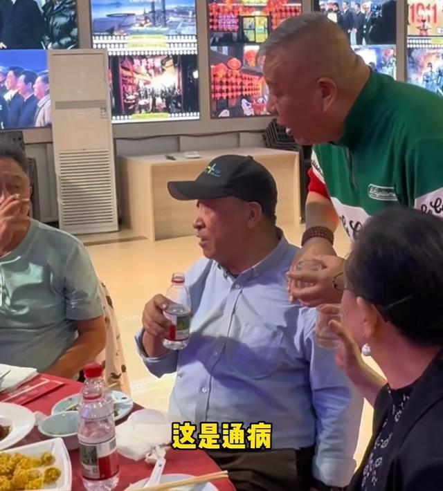 75岁姜昆近照曝光！与于谦同桌共餐，爱徒刘惠现场敬酒