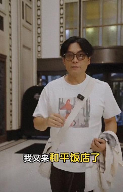 陈龙为父母金婚庆典花1.88万 妻儿未现身引热议