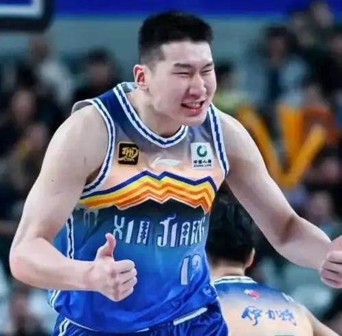 辽宁男篮或3换1交易李炎哲，周鹏球场冲突，易建联女主新恋情曝光