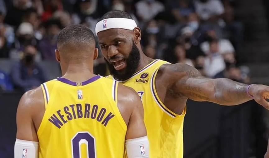 威少不满詹姆斯？记者列多项“虚伪”行为引争议