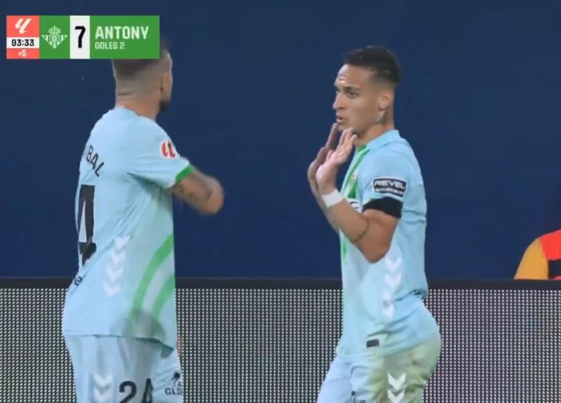 安东尼遭黄潜球迷扔水瓶，鲁伊瓦尔出手相助