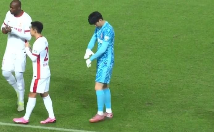 18岁门将安智诚战河南3次扑救，亚泰虽败犹荣