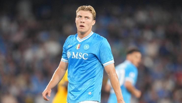 迪马济奥：麦克托米奈回归那不勒斯欧冠训练，霍伊伦缺席引关注