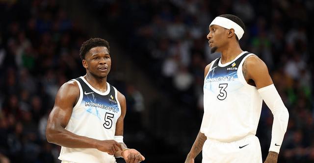 爱德华兹盛赞麦丹：持球决策能力显著提升，得分之外更显成熟