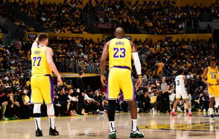 东契奇暗讽詹姆斯不防守遭反击，被指数据刷子引热议