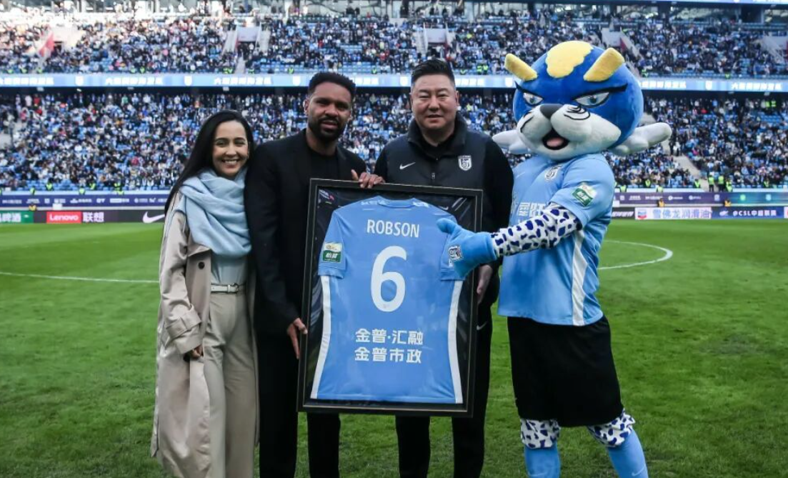 大连英博主场致敬罗伯森：跨越半个地球的退役仪式