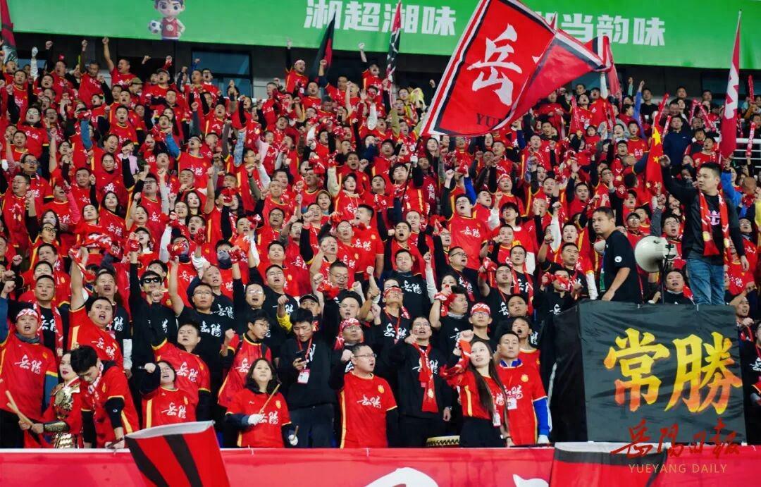 岳阳主场1:1平郴州：雨夜激战见证足球热血与温情