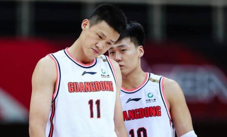 周鹏热身赛为队友出头暴揍西班牙球员，彰显队长担当