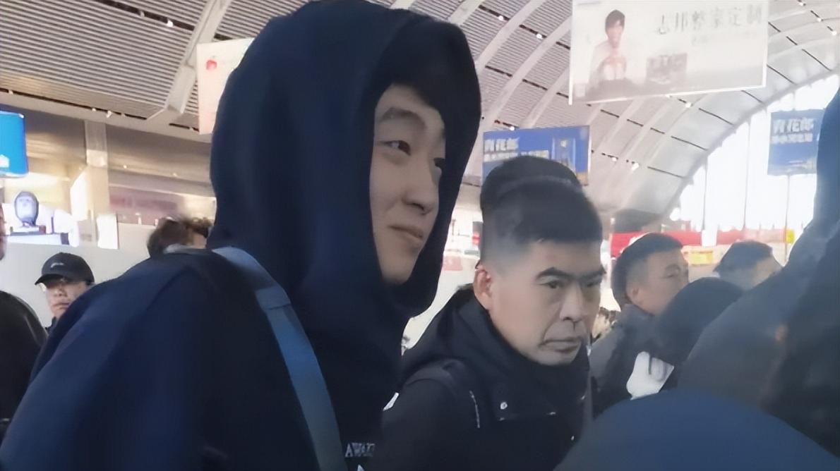 辽篮双星张峻豪黄秋实启程西班牙，球迷送行祝福满满