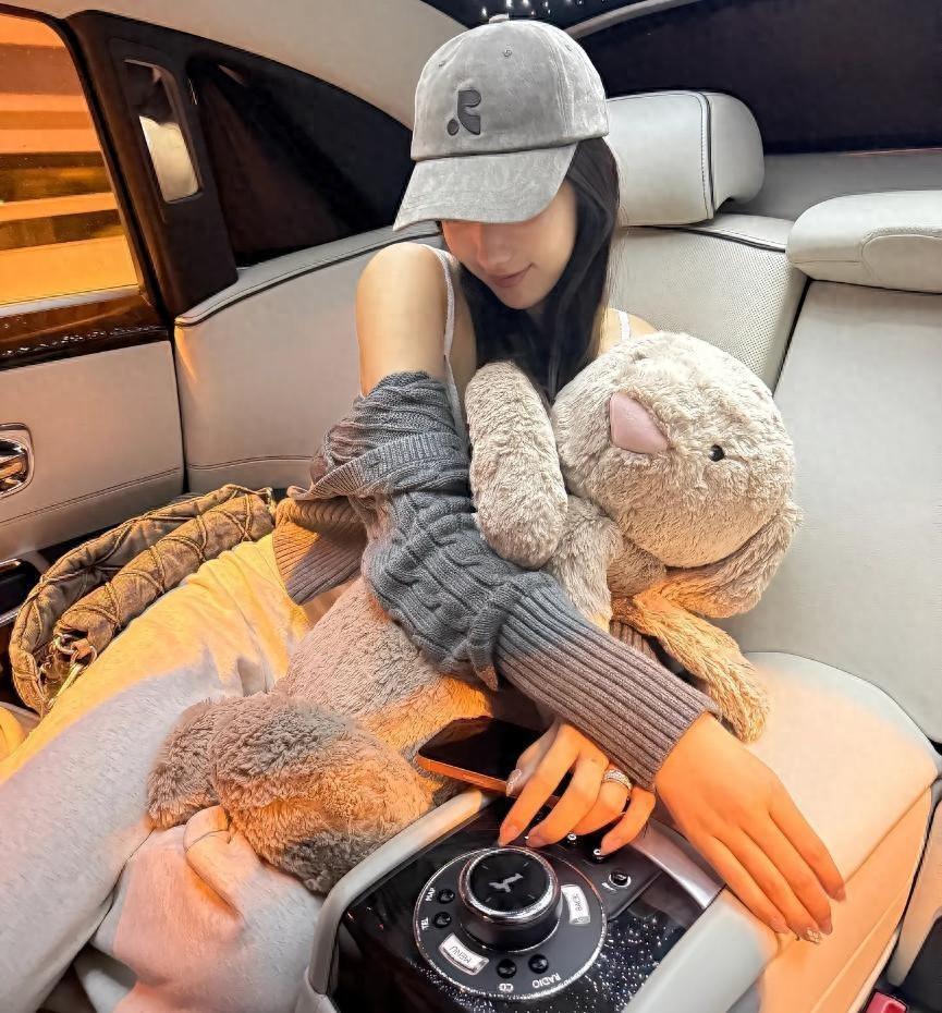 明星嫁豪门真相：冷暴力、直播工具，光鲜背后的辛酸