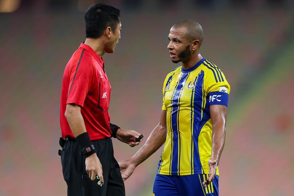 马宁亚冠再引争议！连罚教练+怒斥皇马名将“滚开”