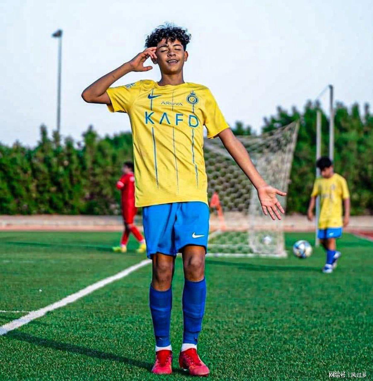 C罗与迷你罗训练照