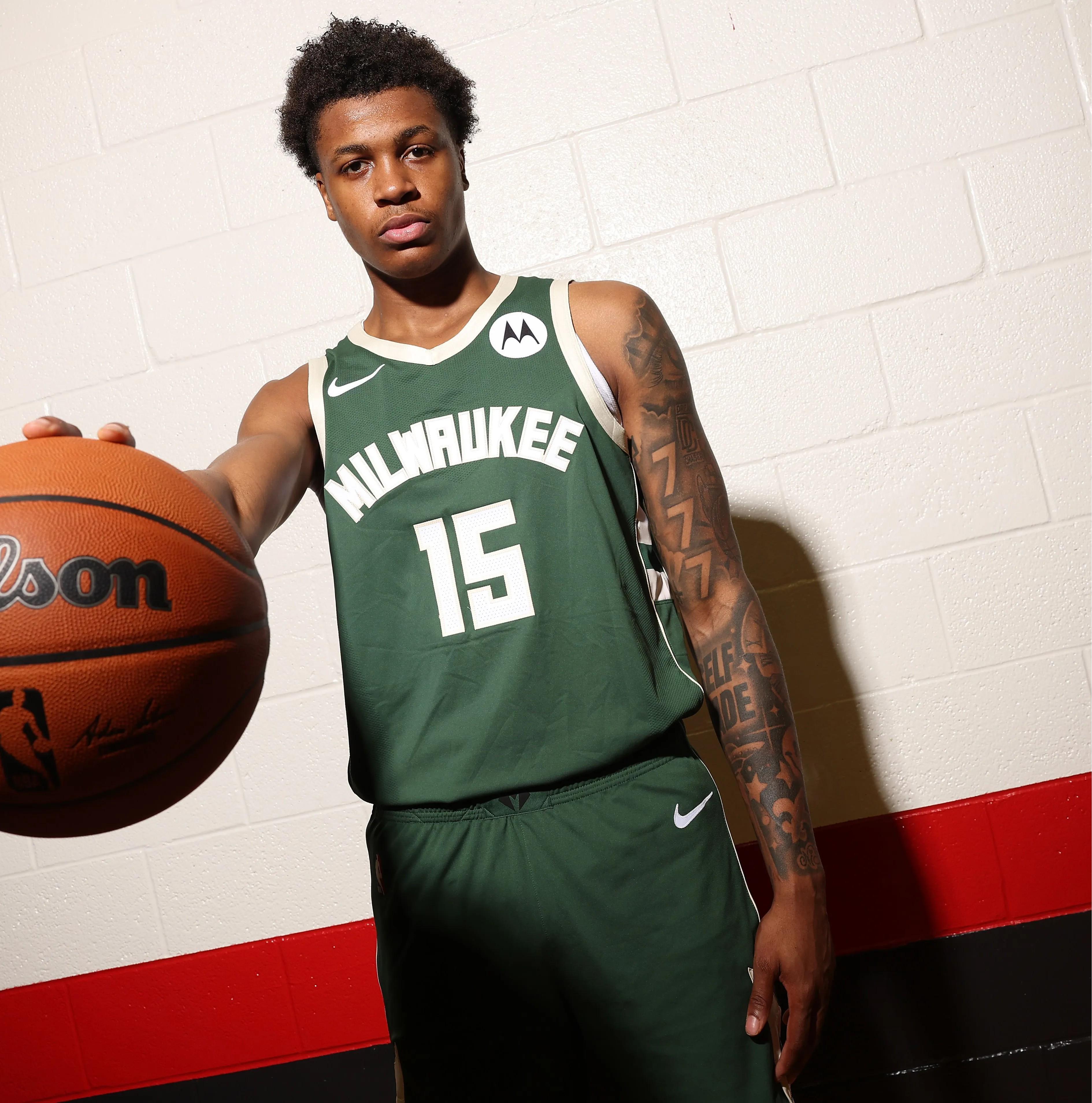 Shams最新爆料：雄鹿队裁掉2024年33号秀泰勒-史密斯