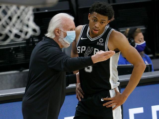 文班队友约翰逊被降替补无怨言 马刺替补席藏玄机