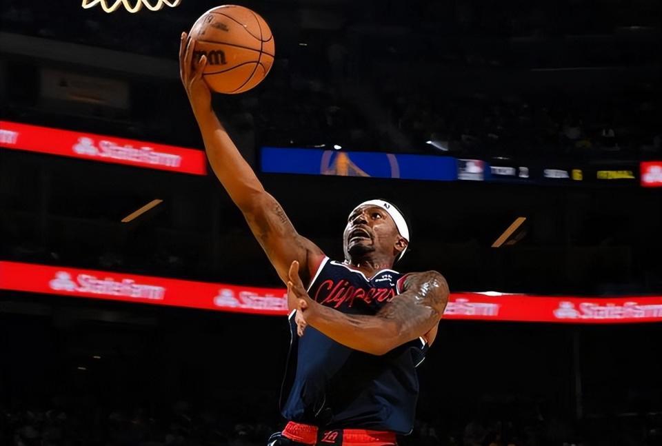 快船新援布拉德利-比尔：适应多体系，季前赛首秀状态佳