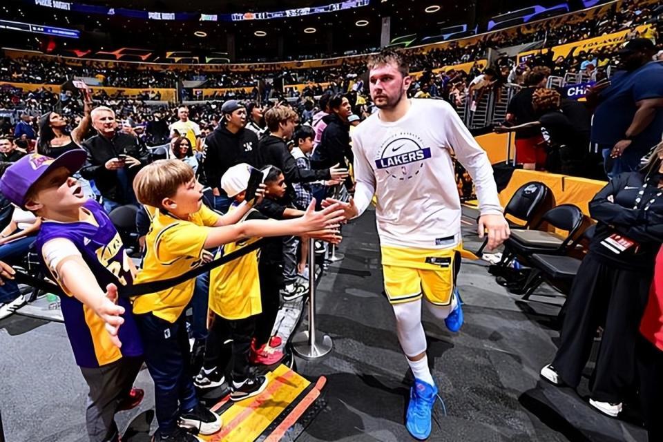 东契奇首谈湖人揭幕战：兴奋与挑战并存，詹姆斯缺阵影响几何