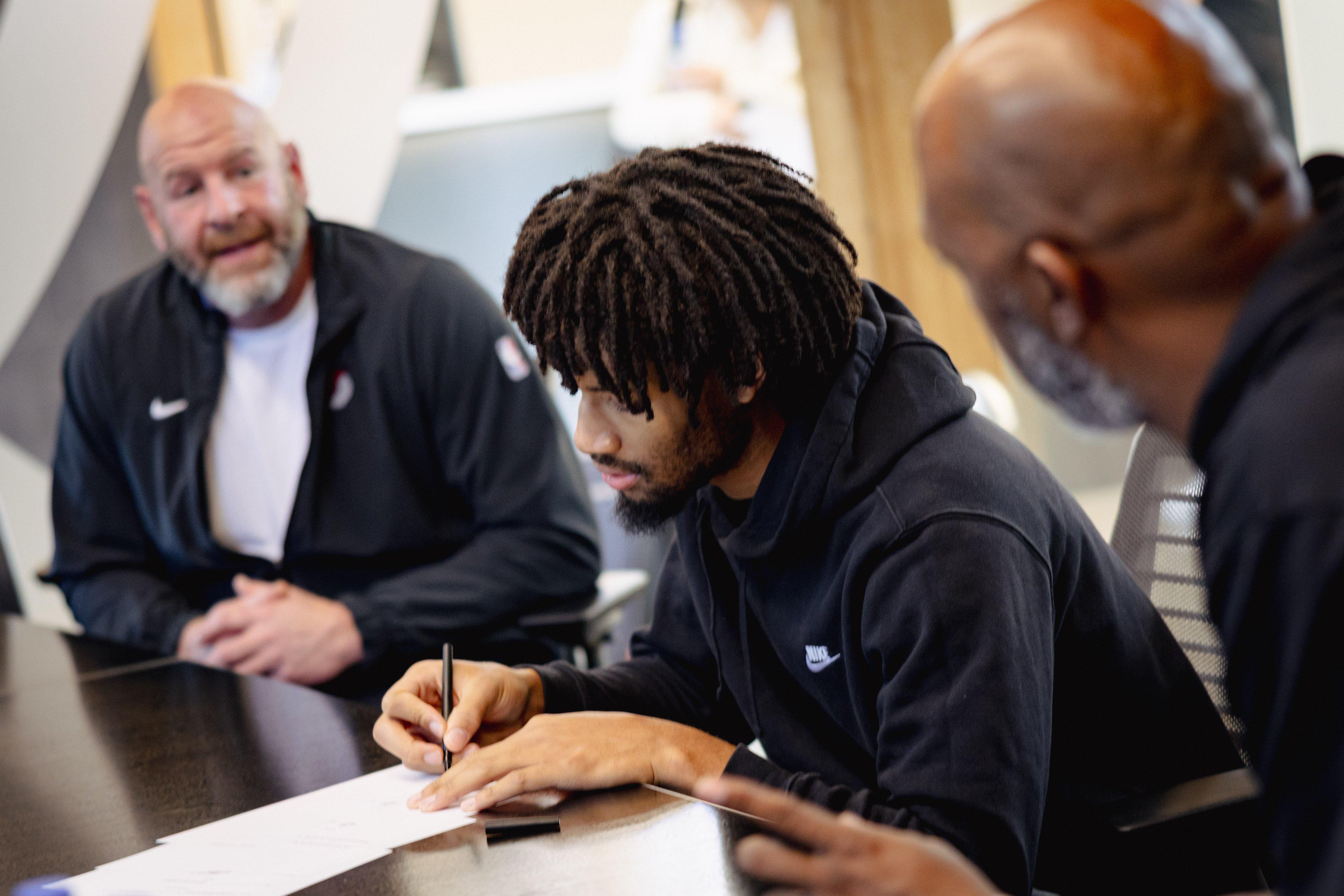 开拓者1.72亿续约夏普与卡马拉 新星获队友集体祝贺