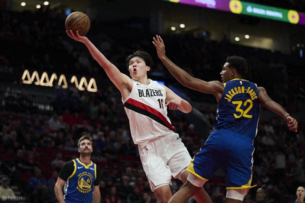 杨瀚森NBA常规赛揭幕战双喜临门，开拓者新星未来可期