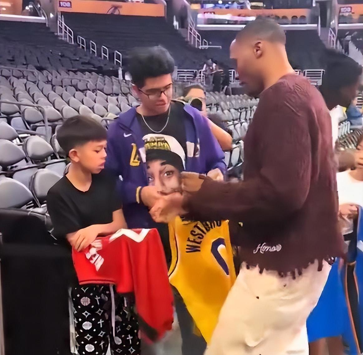 威少老詹矛盾升级：湖人合作破裂，双方积怨难解