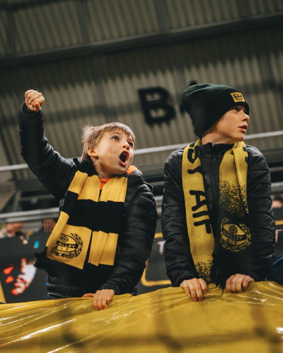 瑞典足坛奇迹！白血病教练率米亚尔比队逆袭夺冠，小渔村球队登顶