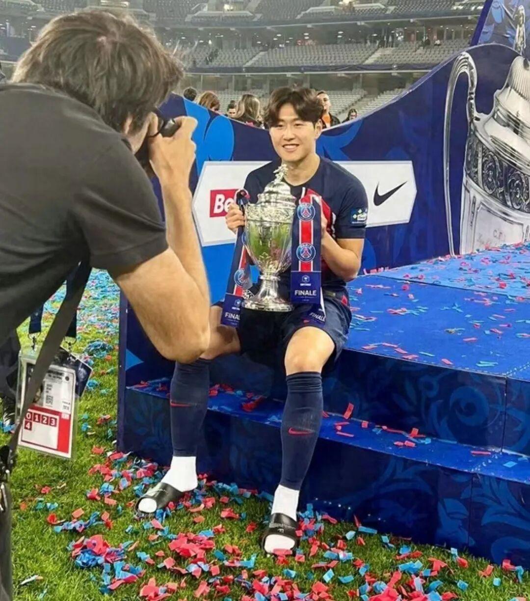 24岁韩国新星李刚仁：亚足联大奖加身，巴黎生涯面临关键抉择