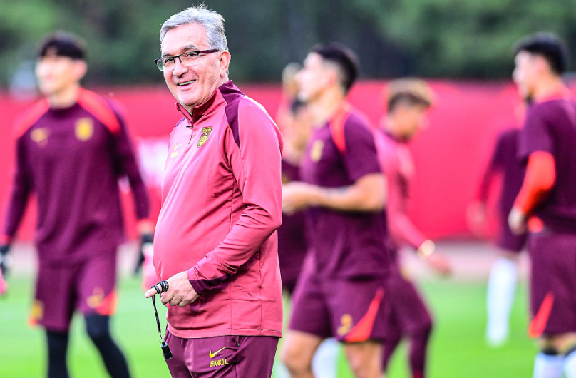 国足前主帅伊万科维奇：集训短成借口，推责成瘾引争议