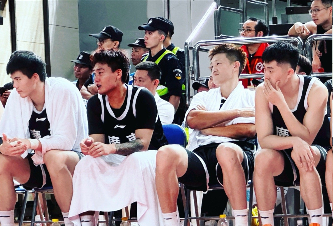 周鹏恶意犯规引争议：打球还是打人？媒体人直呼离谱