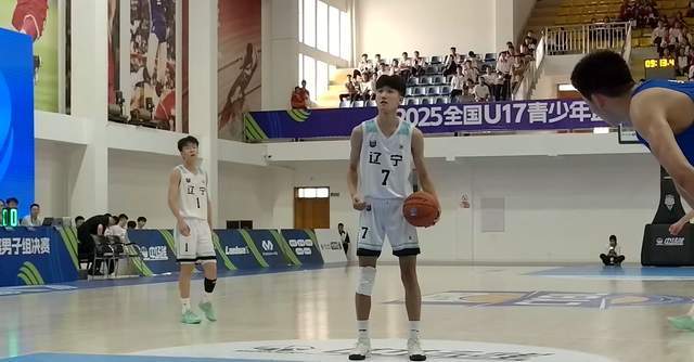 双方球员激烈对抗