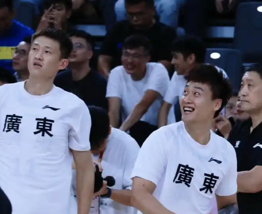 广东队硬核传统：周鹏为保护赵睿挥拳，CBA赛场硬碰硬