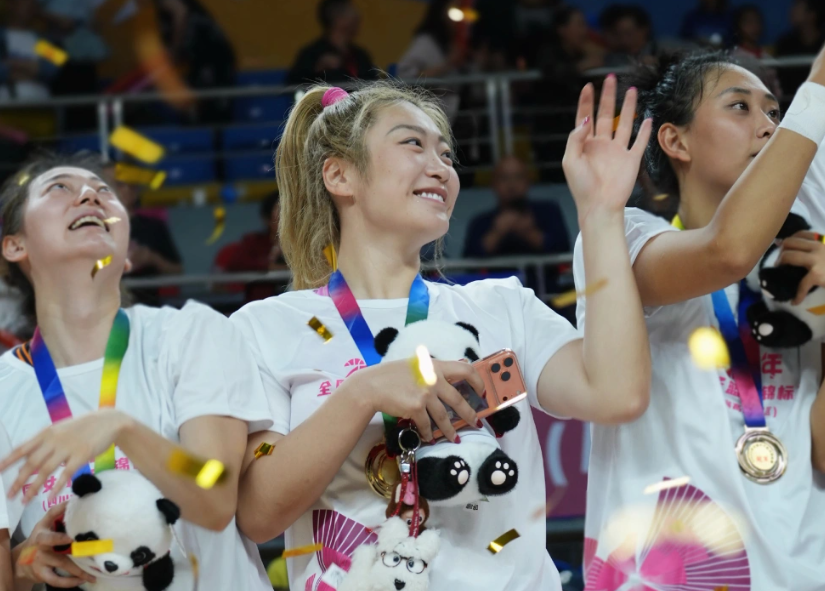 李梦夺冠后社媒晒照引争议，或彻底无缘国家队？