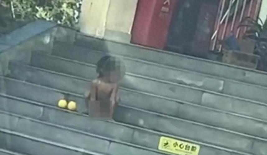 云南野人小孩事件：父母被管控，母亲行为异常引关注