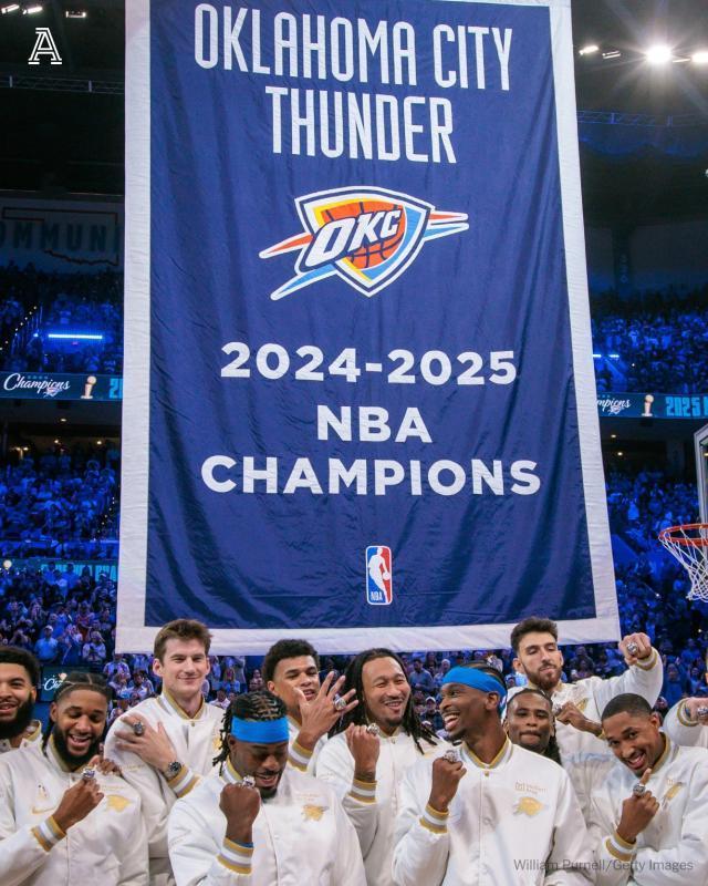 荣耀时刻！雷霆球员新赛季首战前领取奢华冠军戒指