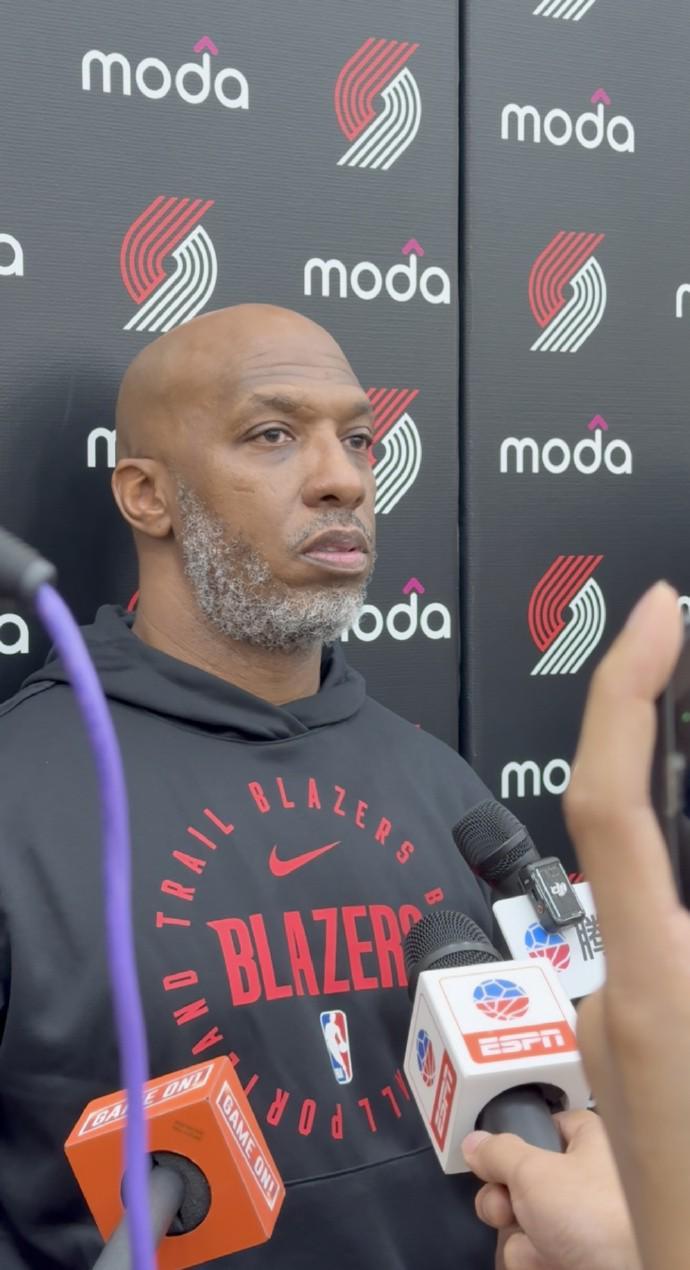 开拓者主帅比卢普斯揭晓揭幕战首发：霍勒迪领衔五将出战