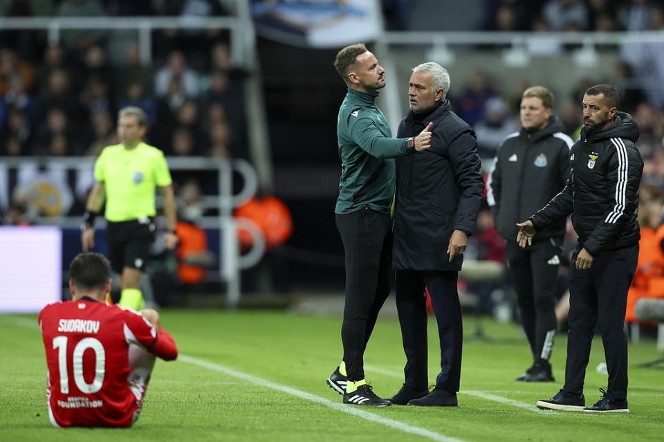 穆里尼奥欧冠正赛5连败！62岁名帅0-3惨败仍强硬回应